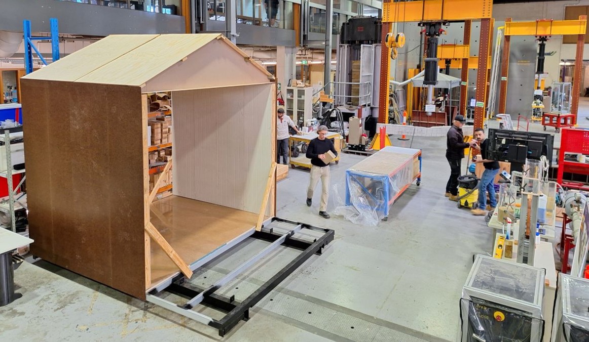Timber-cardboard sandwich panels in a prototype house
